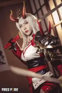 Hot girl Free Fire ngồi tựa lan can, boots đen nổi bật cùng dáng pose thư thái nhưng hút mắt