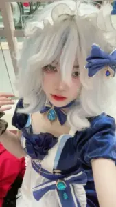Cô gái cosplay candace cầm khiên xanh vàng, ánh nắng sa mạc phủ lên gương mặt nhìn rất cuốn