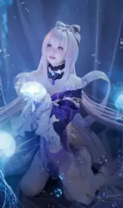 Cosplayer chiori mặc trang phục thời trang Inazuma, tay chỉnh tay áo và nhìn nghiêng cực sang chảnh