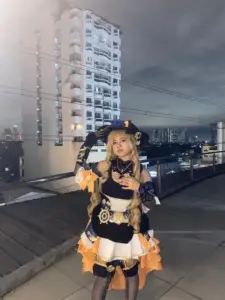 Nàng mavuika tóc đỏ rực đứng trước nền lửa cam, outfit chiến binh làm cô gái xinh thêm nổi bật