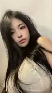 Ánh sáng trong phòng làm gương mặt cô gái mềm hơn, áo dệt ôm vòng 1