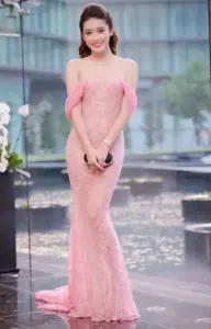 Mái tóc xoăn nhẹ buông vai kết hợp váy trắng giúp tổng thể trở nên dịu dàng đầy nữ tính