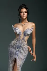 Biểu cảm của nàng hậu trong hậu trường toát lên nét gần gũi nhưng vẫn cực kỳ nổi bật