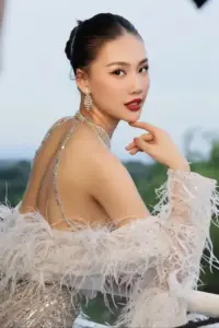 Chiếc đầm đỏ ôm eo làm vóc dáng thêm quyến rũ khi cô tạo dáng trước ống kính
