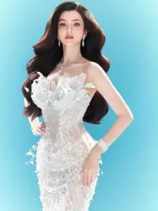 Khoảnh khắc xoay người nhẹ nhàng giúp phần tà váy bung đẹp dưới ánh đèn sân khấu