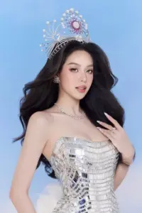 Nụ cười rạng rỡ bên vương miện khiến khung hình thêm sang trọng và cuốn hút hơn hẳn