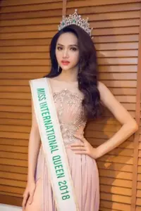 Góc nghiêng thanh tú dưới ánh đèn vàng làm nổi bật sống mũi cao và thần thái sang chảnh