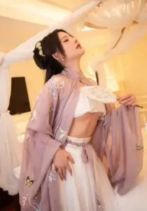 Cô gái tóc ngắn ngồi bên cửa sổ, áo sơ mi rộng và ánh mắt nhìn xa đầy bình yên