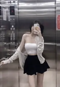 Bộ nội y trắng dưới ánh nắng sớm giúp dáng người trông thanh thoát và đầy nữ tính