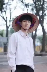 Nắng sớm chiếu lên chàng trai cuốn hút, áo thun trắng và nụ cười rất đời