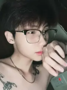 Ảnh trai đẹp Việt Nam trong outfit thể thao, tóc ướt nhẹ và ánh mắt đầy sức sống