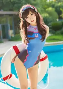 Ghế mây cạnh hồ tạo nền ấm cho cosplayer bikini nâu, tóc xoăn và môi cười nhẹ