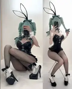 Hai dáng pose đối diện trong outfit thỏ đen, tất lưới và giày cao gót nổi bật