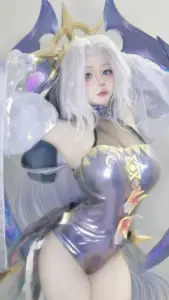Mái tóc trắng bồng bềnh đi cùng tai thú, giáp bạc và cosplay bikini sexy sáng màu