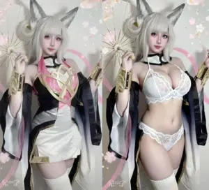 Ánh đèn studio hồng phủ lên nàng tóc tím mặc cosplay bikini sexy, tay giữ nơ cổ