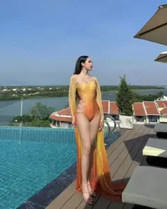 Giữa hồ bơi vô cực, chân dài Việt mặc áo tắm đỏ đứng xoay nhẹ đầy duyên
