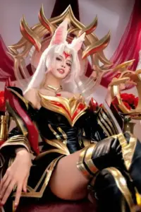 Cô nàng cosplay Zyra giữa dây leo đỏ, mái tóc bồng bềnh và thần thái quyến rũ khó rời mắt