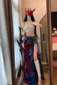 Cô gái cosplay Orianna với váy cơ khí xanh lam, tạo dáng cứng nhẹ và biểu cảm như búp bê