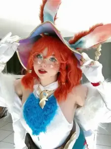 Nàng coser diện trang phục Sivir, cầm lưỡi boomerang lớn và tạo dáng nghiêng cực khỏe khoắn