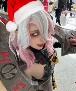 Nàng coser hóa thân Gwen trong váy xanh búp bê, cầm kéo lớn và mỉm cười tinh nghịch