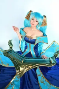 Nàng coser hóa thân Lillia giữa nền rừng mơ màng, gương mặt trong veo và dáng đứng nhẹ như bước nhảy