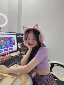 263 Ảnh Sammy Đào (Trương Thị Anh Đào) với vẻ ngoài năng động nổi bật giữa Hero Team