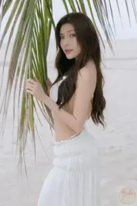 Ảnh Nghiêm Thúy Diễm diện bikini quyến rũ bên biển xanh với body săn chắc