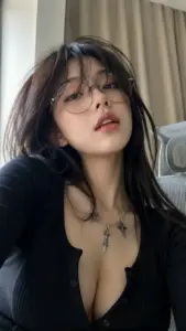 Cửa sổ chiếu nhẹ lên hotgirl tóc rối mặc áo đen và vòng cổ nổi bật