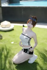 Bãi cỏ nắng làm nổi bộ đồ cosplay trắng cùng dáng quỳ tạo hình vui mắt