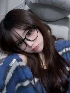 Tấm selfie thiếu nữ đeo kính áo len xanh tạo cảm giác gần gũi đáng mến