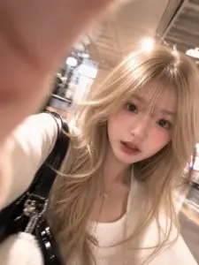 Tay đưa sát ống kính tạo khung selfie vui với tóc vàng và ánh đèn lấp lánh