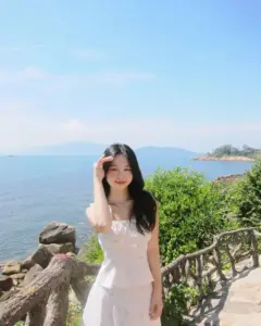 Hình ảnh nữ đẹp nhất cạnh biển xanh cho thấy giai nhân váy trắng cười thật dịu