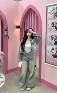 Không gian hồng pastel làm cô gái áo croptop và quần rộng trông trẻ trung cuốn mắt
