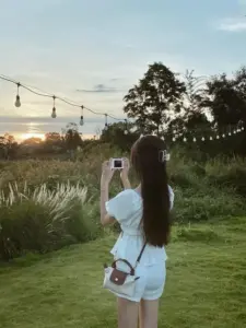 Dáng đứng ngắm hoàng hôn của cô gái váy trắng tạo cảm giác nhẹ và rất tình
