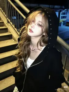 Cầu thang đêm làm nổi mái tóc vàng, blazer đen và thần thái đường phố của nàng