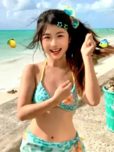 Vệt nước trên vai khiến cô gái bikini nude trông tươi mát, tóc dài ép sát lưng
