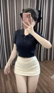 Rèm phòng làm ảnh gái xinh mặc váy ngắn sexy chụp gương với áo đen ôm