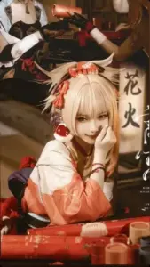 Cosplayer lynette với tai mèo đen đứng sau rèm sân khấu, ánh nhìn lơ đãng khiến ảnh rất hút