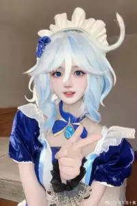 Cô gái cosplay ningguang mặc váy trắng vàng sang trọng, tay cầm tẩu dài và ánh mắt đầy quyền lực