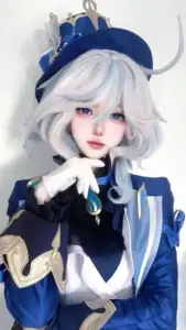Nàng sucrose trong outfit xanh mint cúi nhẹ bên bàn thí nghiệm, biểu cảm ngại ngùng khiến nữ cosplayer thêm duyên
