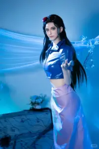 Nàng cô nàng xinh xắn cosplay Carrot nhảy nhẹ trên nền cỏ, tai thỏ rung và nụ cười cực yêu