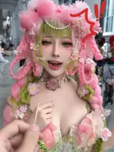 Gương phòng ngủ bắt trọn dáng nàng tóc nâu trong áo choàng mỏng, ánh nhìn tự tin