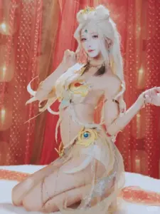 Phụ kiện kiếm dài cùng áo giáp trắng giúp người mẫu cosplay nữ chiến binh trông sắc sảo