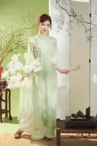 Nàng áo dài vàng cầm hoa mai ngày Tết, nụ cười tươi làm khung hình rộn ràng