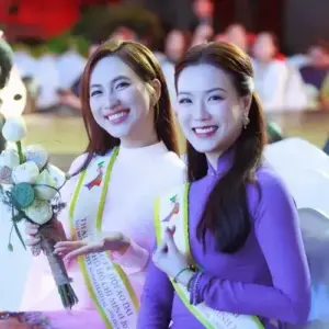 Tà áo dài tím và bó hoa trắng giúp ngọc nữ màn bạc rạng rỡ bên bạn