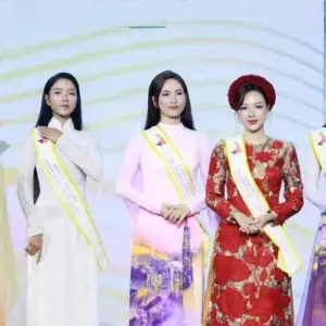 Sân khấu tôn ba tà áo dài, nụ cười trang trọng cùng dải băng nổi bật