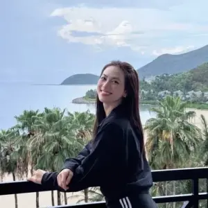 Lan can ven biển và mái tóc đen dài làm nụ cười nghiêng nhẹ trông rất yên