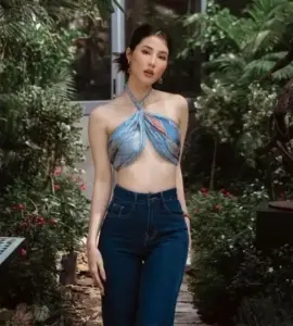 Bộ ảnh đồ tắm tôn làn da sáng, vòng eo gọn và nét cười mềm của cô gái