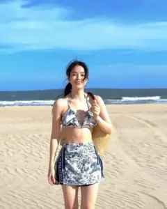 Đêm bên hồ gợi chất DJ Mie qua bikini đen, tóc ướt và ánh nhìn thẳng
