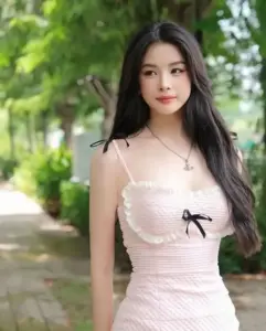 Khăn voan mỏng phủ vai tạo cảm giác nghỉ dưỡng, bikini xanh nổi bật dưới nắng